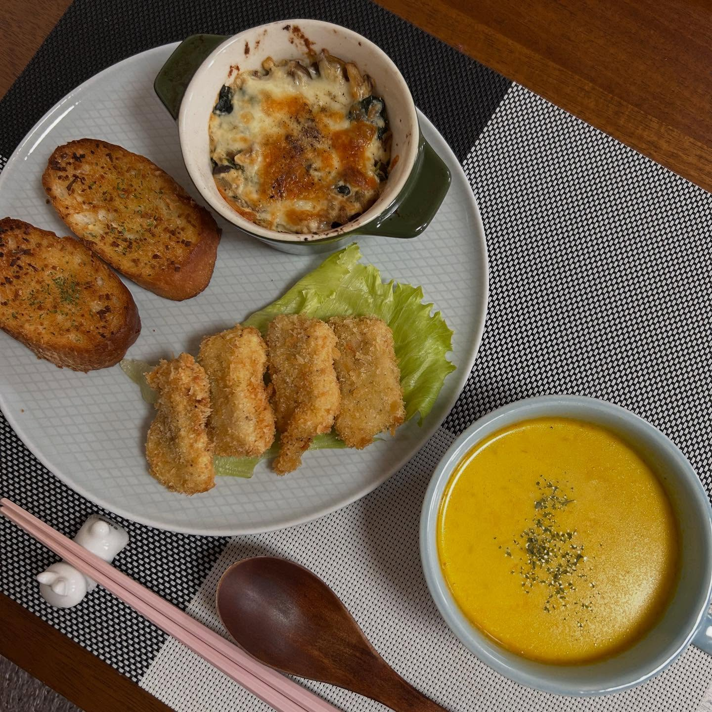 10月前半はきのこたっぷりの豆腐を使ったグラタンとパンガシウ...